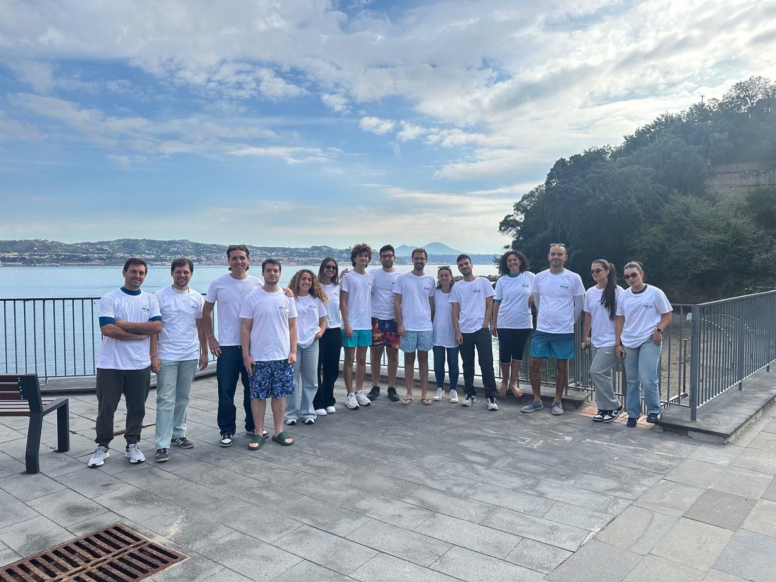 Foto di gruppo dei partecipanti sul lungomare di Baia