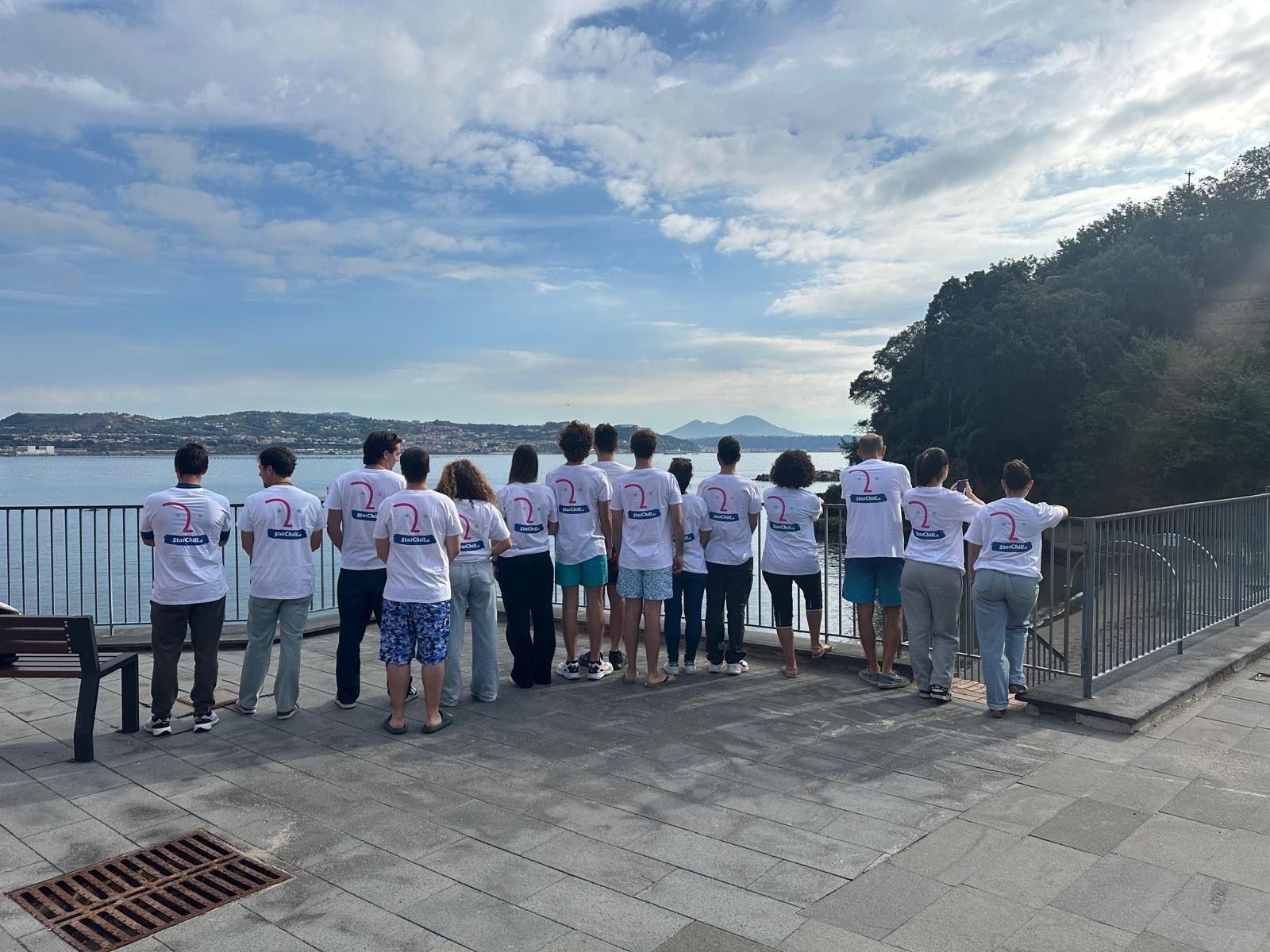 I partecipanti di spalle guardano il golfo e il Vesuvio