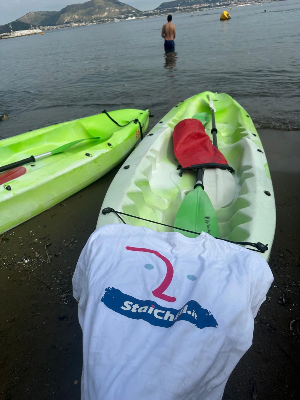 Kayak sulla riva con la maglietta StaiChill